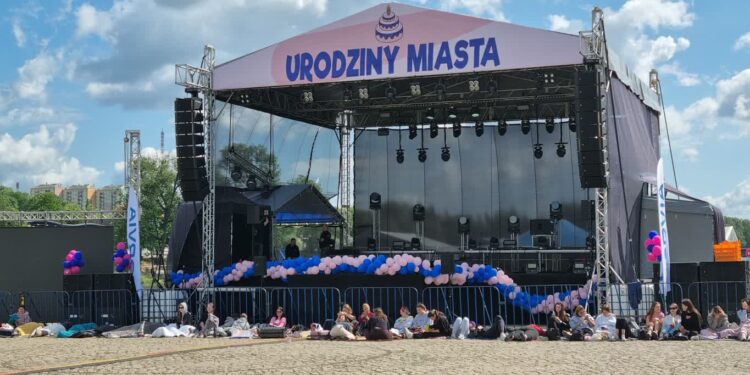 Fani Dawida Kwiatkowskiego już czekają pod sceną