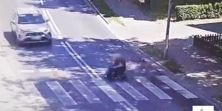 72-latek na wózku inwalidzkim potrącony na przejściu dla pieszych [FILM. Uwaga! Drastyczne sceny]