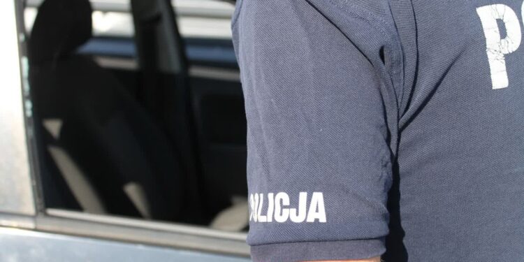 Zatrzasnęła auto z 1,5 rocznym dzieckiem w środku. Policjanci wybili szybę, by ratować malucha