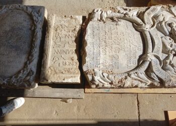 Zabytkowe tablice odkryte w czasie prac ziemnych w Żaganiu