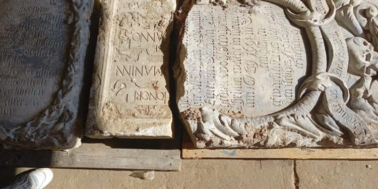 Zabytkowe tablice odkryte w czasie prac ziemnych w Żaganiu