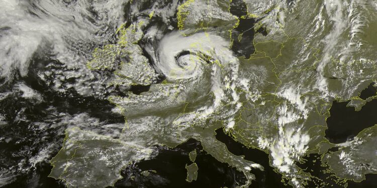 Niż Poly zmierza do Polski. Po południu burze i ulewy oraz grad do 4 centymetrów!