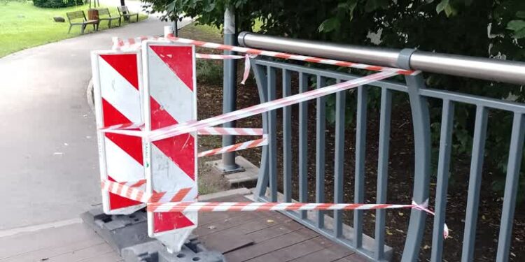 Mostek w parku Róż ponownie uszkodzony
