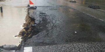 Deszcz uszkodził ulicę. MZK zmienia trasę niektórych autobusów