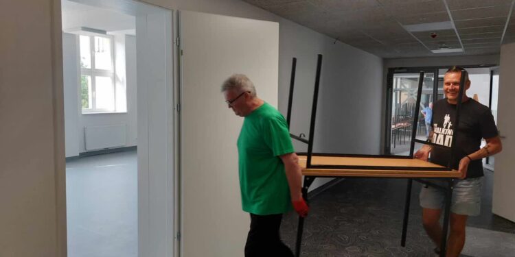 Do CEZiB-u przyjechały ławki i krzesła. 4 września do nowej szkoły wejdą uczniowie