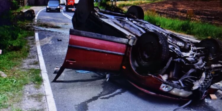 Mając dwa promile jechał z dwójką dzieci i dachował