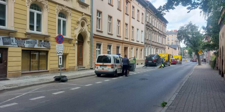 Zaparkowane na ul. Drzymały auta zostały odholowane