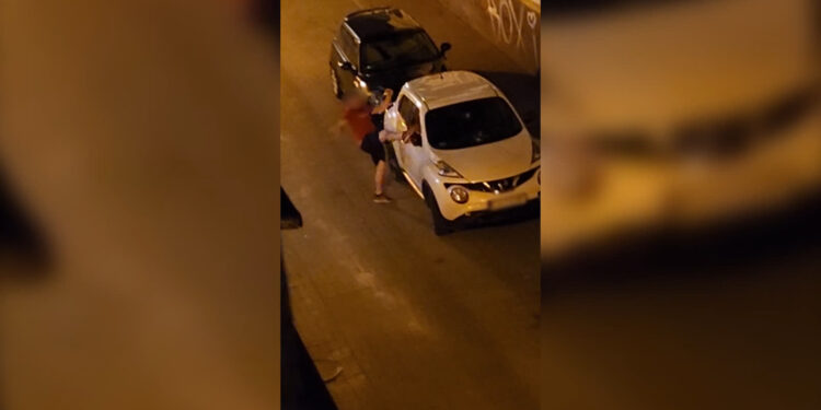 Skakał po samochodach w centrum. Jest w rękach policji [VIDEO]