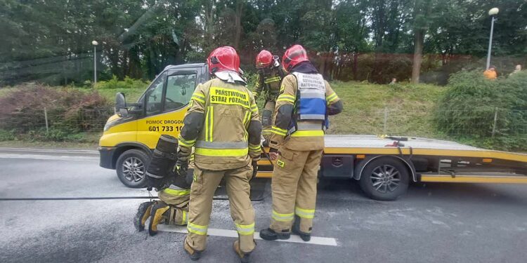 Pożar samochodu w Al. RMN