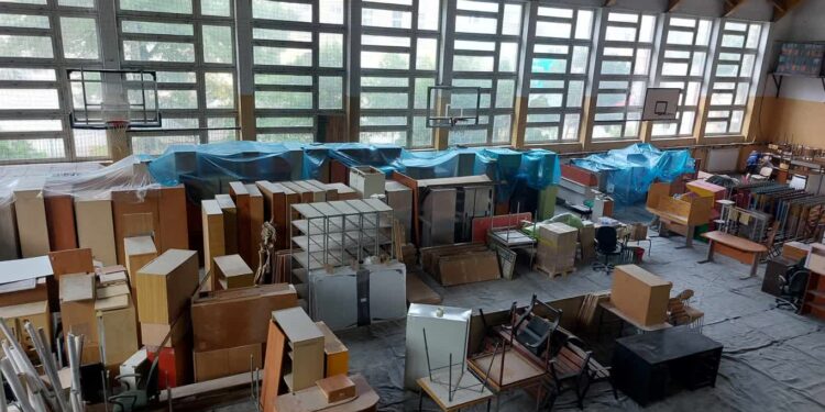 Ławki i krzesła wracają do wyremontowanych klas