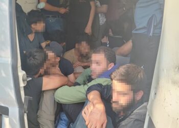 Pościg za 17-letnim kurierem z 37 migrantami w busie