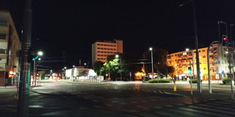 Skrzyżowanie w centrum bez oświetlenia