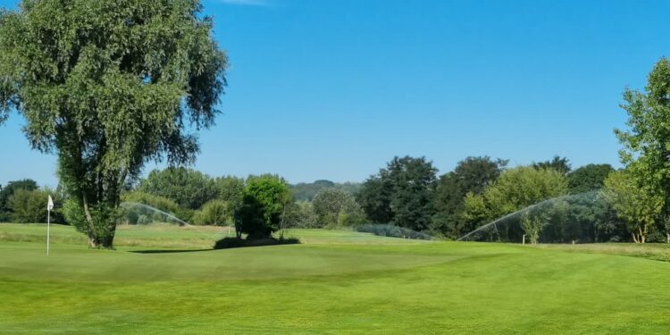 Jest praca na polu golfowym