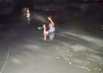 Wpadł do bagna i nie mógł wyjść na brzeg. 59-latek uratowany przez służby