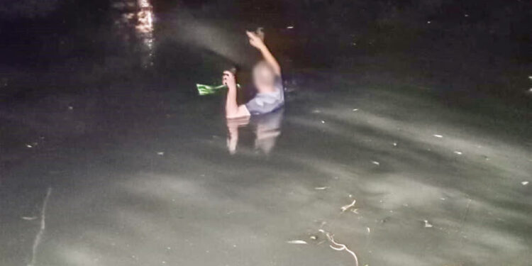 Wpadł do bagna i nie mógł wyjść na brzeg. 59-latek uratowany przez służby