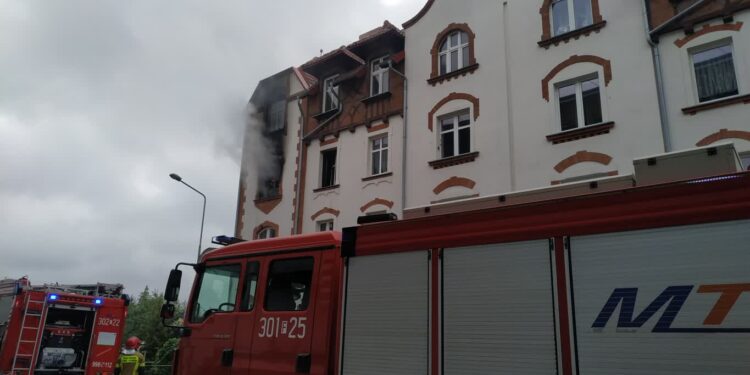 Pożar na Zawarciu. Przy Jasnej paliło się mieszkanie