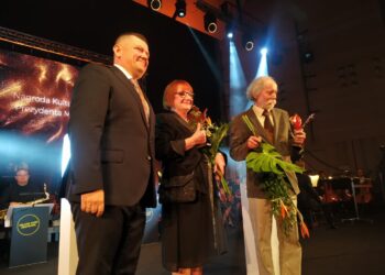 „Motyle 2023” w rękach aktorki i malarza