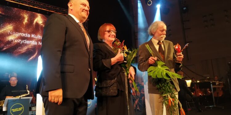 „Motyle 2023” w rękach aktorki i malarza