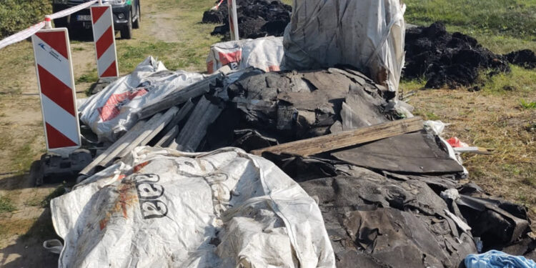 Cztery tony odpadów niebezpiecznych porzucone przy A2