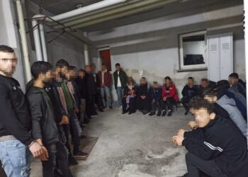 29 migrantów w dostawczym busie porzuconym na parkingu