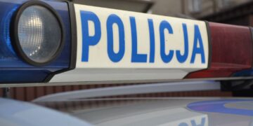 Osobówka uderzyła w bariery na S3. Są utrudnienia