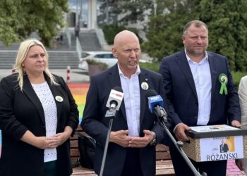 Generał Różański dociskany: Zapora na granicy powinna pozostać