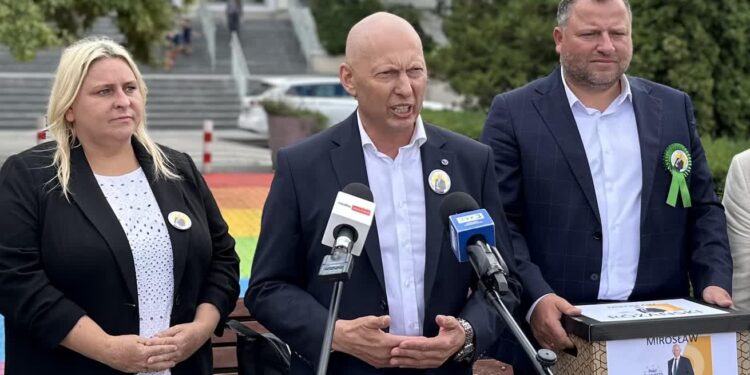 Generał Różański dociskany: Zapora na granicy powinna pozostać