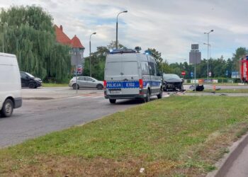 Przez kolizję na rondzie kierowcy utknęli w korkach