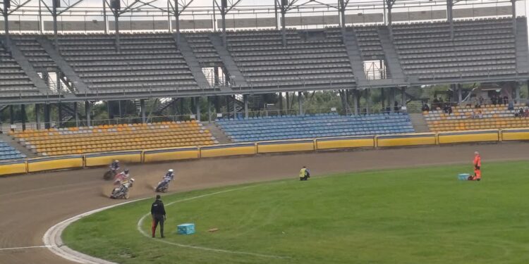 Stal otworzyła półfinały DMPJ wygraną