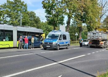 Kolizja osobówki z tramwajem na ul. Walczaka