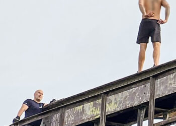 Groził, że skoczy z mostu. Zrezygnował po rozmowie z policjantem