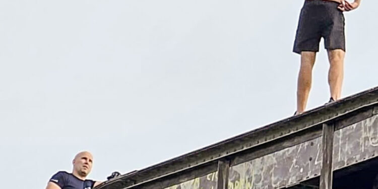 Groził, że skoczy z mostu. Zrezygnował po rozmowie z policjantem