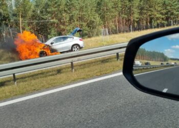 Płonące auto na S3