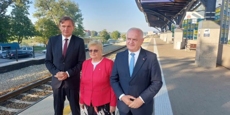 700 odwołanych pociągów w ciągu pół roku. PiS o dramatycznej sytuacji pasażerów z północy województwa