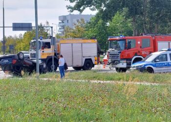 Samochód dachował na Rondzie Górczyńskim