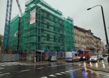 Osobówka wjechała w rusztowanie