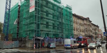 Osobówka wjechała w rusztowanie