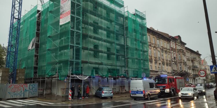 Osobówka wjechała w rusztowanie