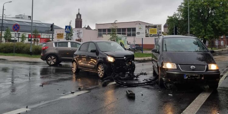 Zderzenie dwóch aut na Zawarciu