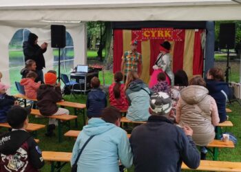 Podwieczorek w Parku Róż pod namiotami