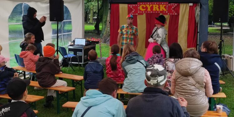 Podwieczorek w Parku Róż pod namiotami