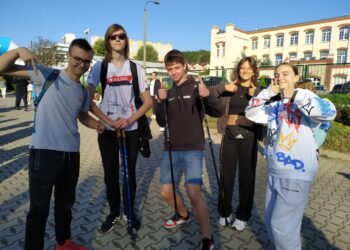 Poszli z kijkami po integrację żegnając lato