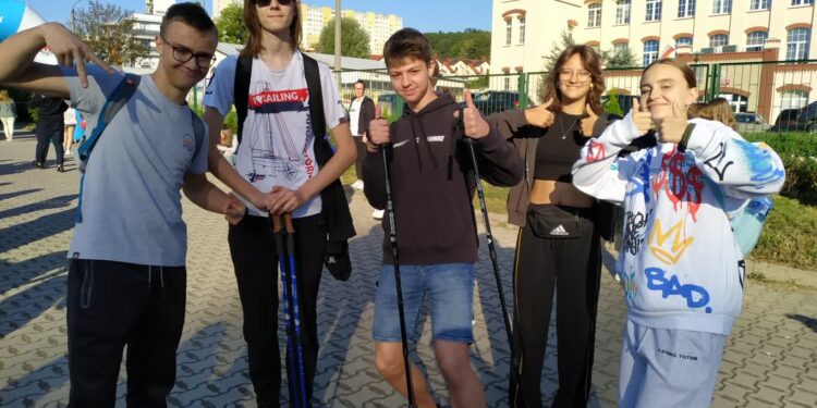 Poszli z kijkami po integrację żegnając lato