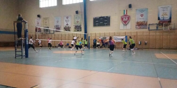 W kobiecych siatkarskich derbach górą UKS Trzynastka