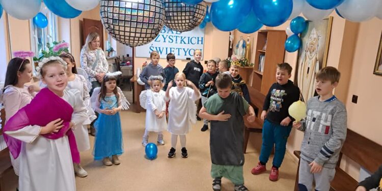 Radosna zabawa ze świętymi. Wybierz Bal Wszystkich Świętych zamiast upiornej zabawy w Halloween