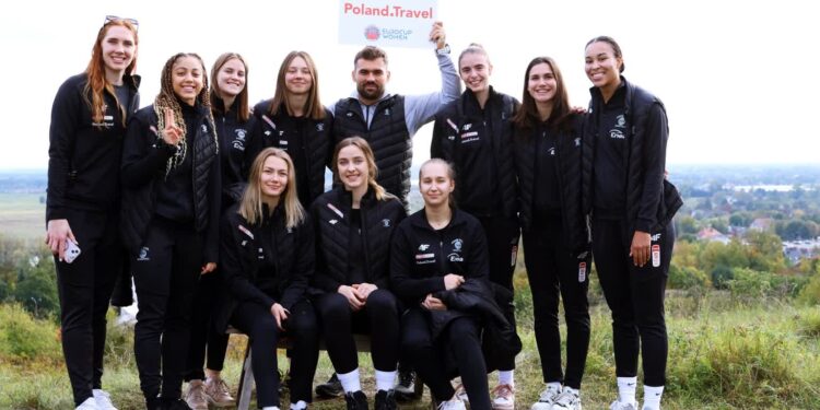 Wczoraj przed meczem koszykarki PSI Enei zwiedziały gorzowskie murawy (fot. Piotr Kaczmarek/AZS AJP)