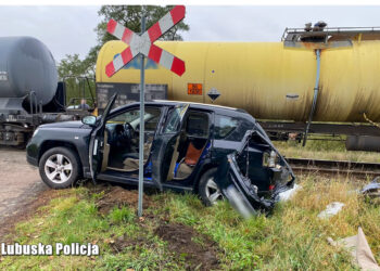 Pociąg uderzył w auto osobowe na niestrzeżonym przejeździe miedzy Połupinem a Krosnem Odrzańskim