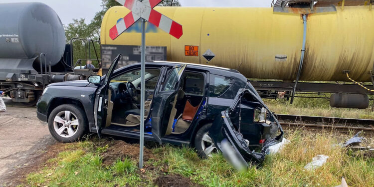 Pociąg uderzył w auto osobowe na niestrzeżonym przejeździe miedzy Połupinem a Krosnem Odrzańskim