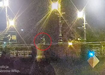 Policja uratowała 23-latka. Chciał skoczyć z mostu