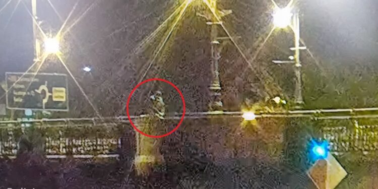 Policja uratowała 23-latka. Chciał skoczyć z mostu